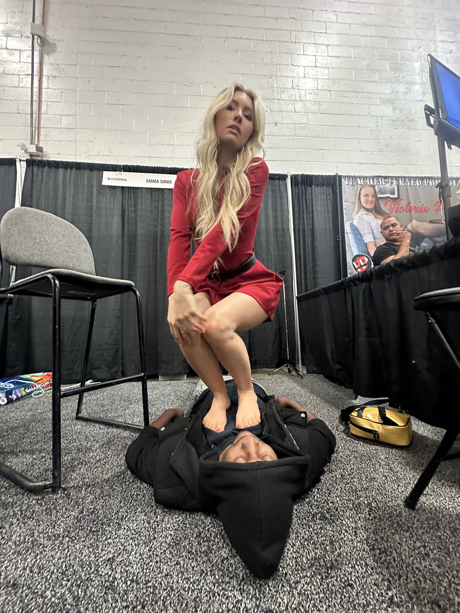 FootAlchemist's tweet image. Another fun time at the feet of @EmmaSirus @EXXXOTICA
