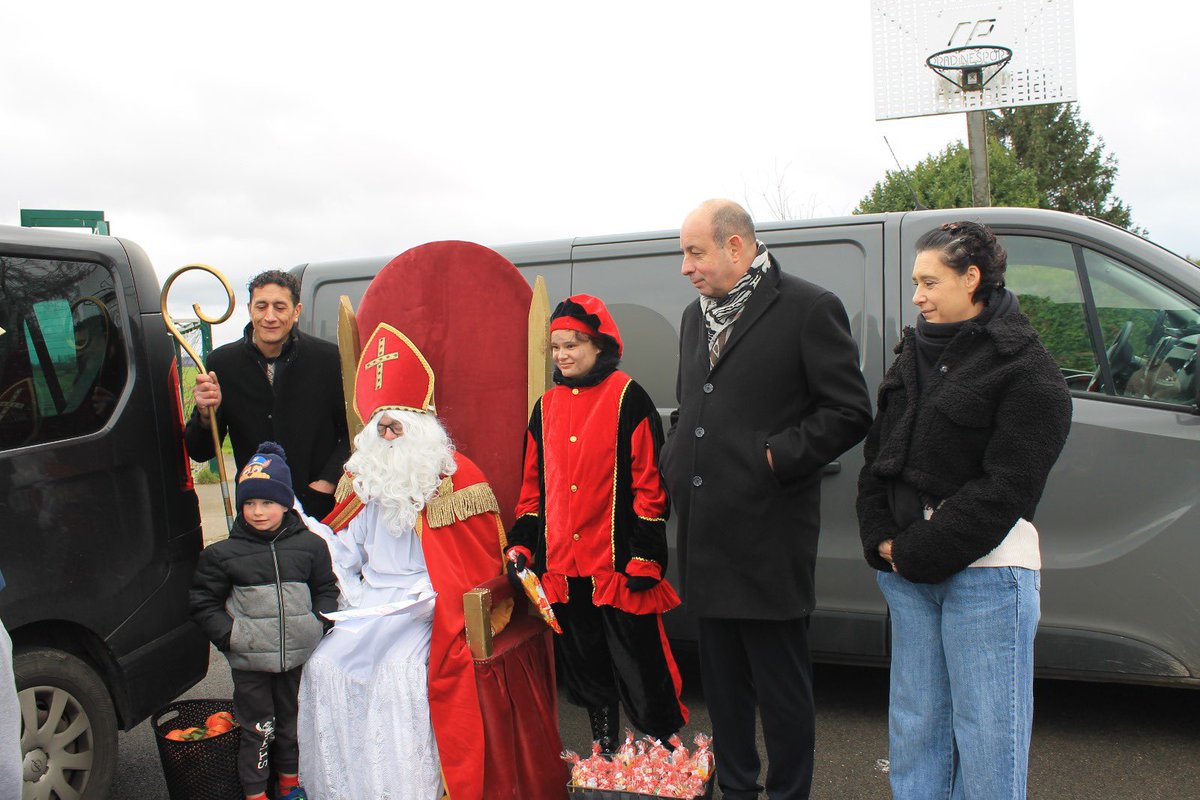 CitesAns's tweet photo. 🎅 #Xhendremael #Bourdon
À l’initiative de Récipro-Cités, avec @patricelempereur et @RNafrak, Saint-Nicolas a gâté tous les enfants de la Cité du Bourdon 🎁✨
Sourires, cadeaux et belles photos souvenirs 📸🫶 https://t.co/qQ7shDgIDO