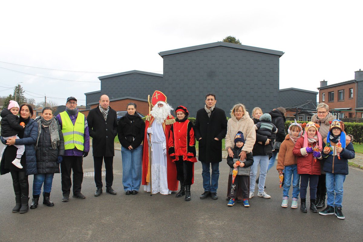 CitesAns's tweet photo. 🎅 #Xhendremael #Bourdon
À l’initiative de Récipro-Cités, avec @patricelempereur et @RNafrak, Saint-Nicolas a gâté tous les enfants de la Cité du Bourdon 🎁✨
Sourires, cadeaux et belles photos souvenirs 📸🫶 https://t.co/qQ7shDgIDO