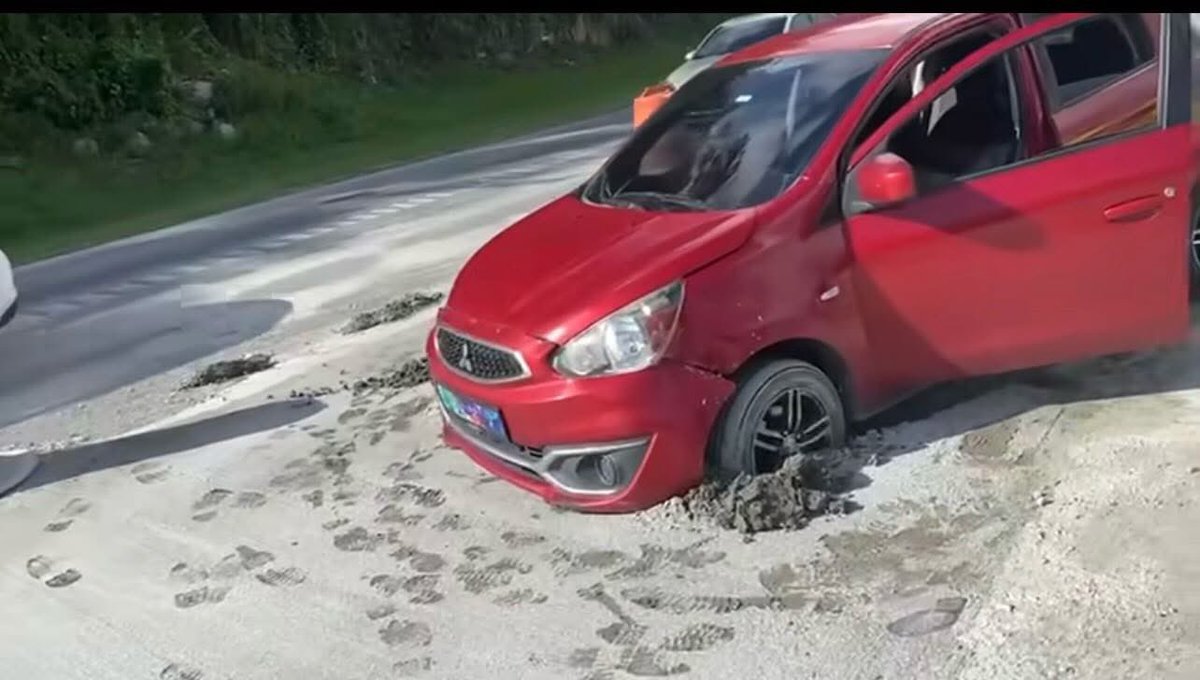 adoptaunhoyo's tweet photo. PR-52 después de Montehiedra en el cemento fresco de la construcción 🤦🏻‍♂️ #fblifestyle #adoptaunhoyo https://t.co/D3x35rpfCJ