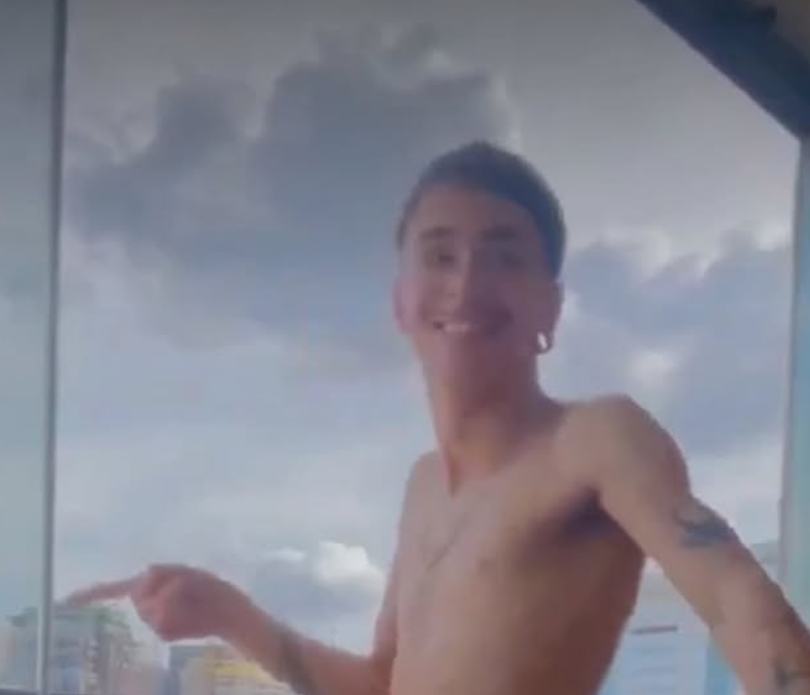 aosdeke's tweet photo. eu queria aguentar as coisas da vida sem chorar igual esse aqui aguentou sorrindo… https://t.co/XFj5s5WACJ