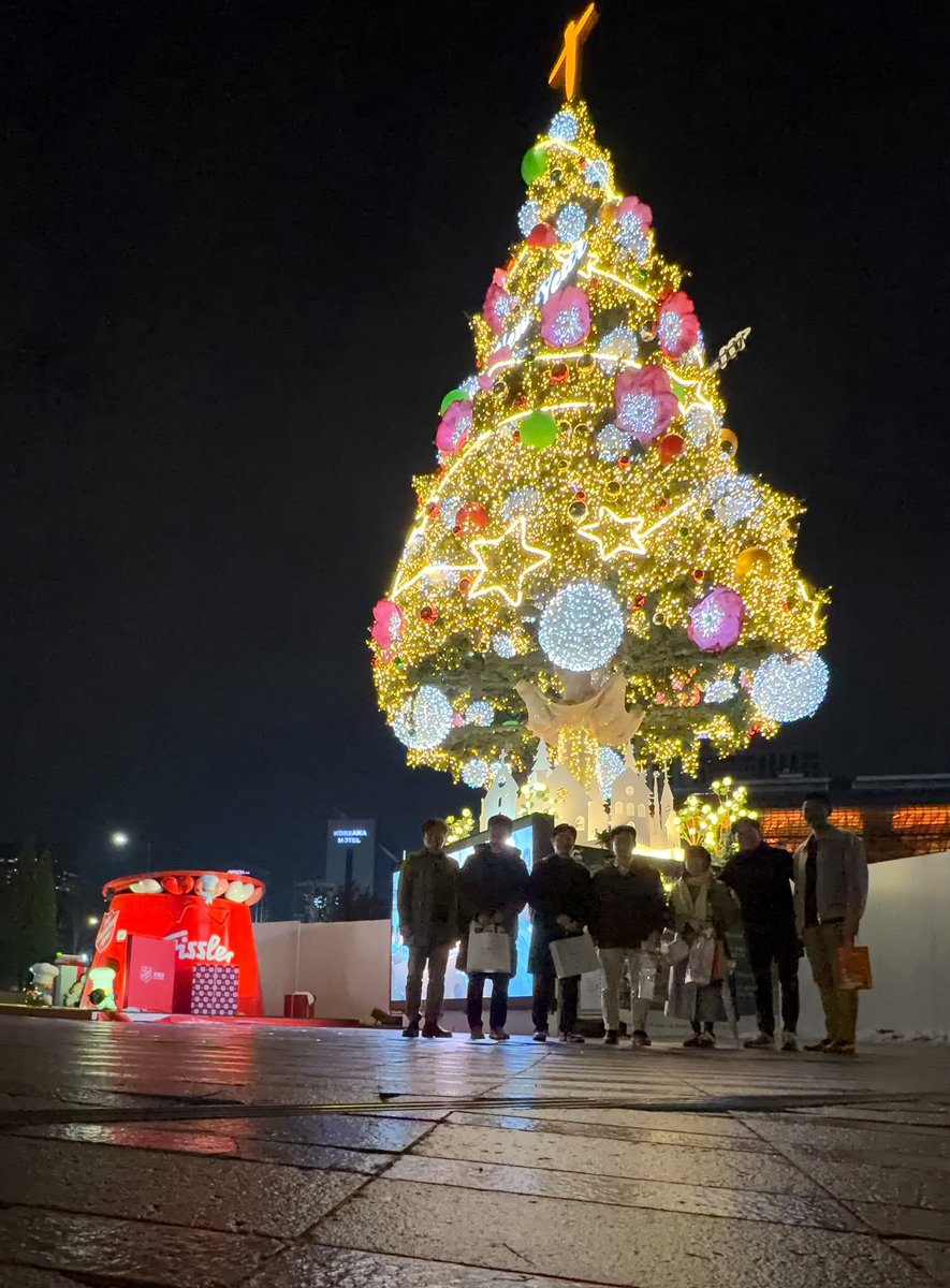 어제는 단국대학교 치과보존학교실 동문들이 모여
2025년을 마무리하는 자리를 가졌습니다.
강릉원주대 조경모 교수님께서 특별 강의를 해주셨고,
지난 2년간 동문회를 이끌어주신 차윤석 선배님의 임기도
따뜻한 박수 속에서 마무리되었습니다.

여러 세대의 동문들이 한자리에 모여
치의학의 길을