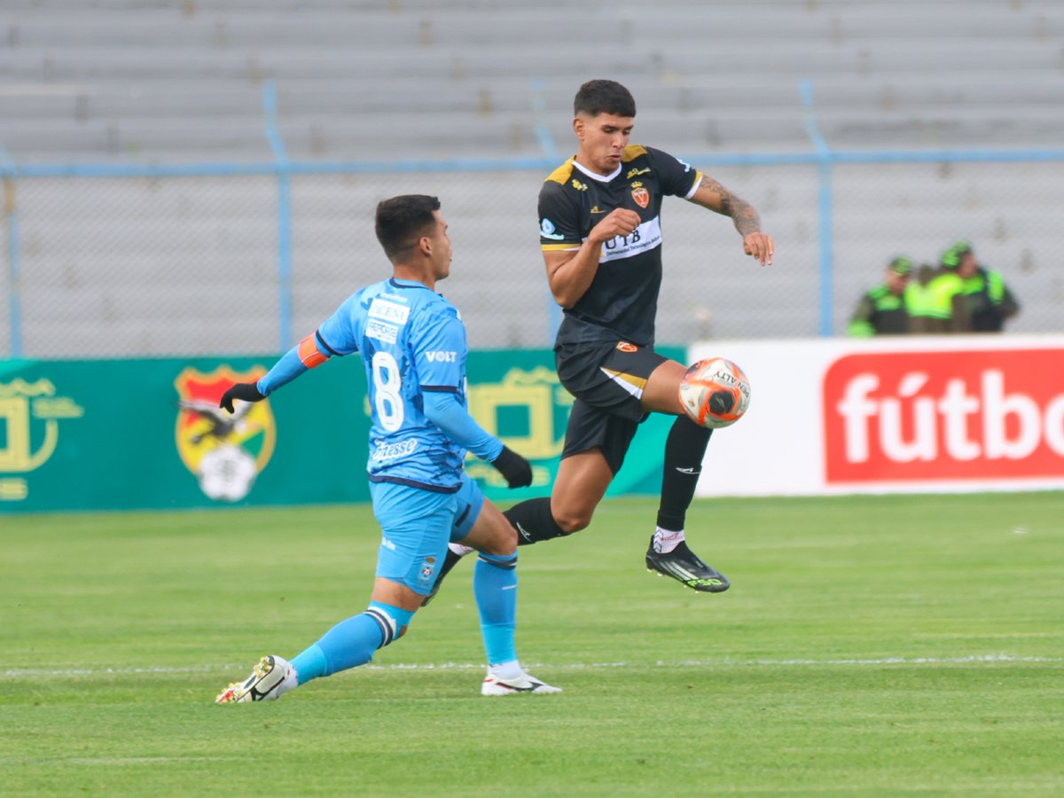LaRazon_Bolivia's tweet photo. ¡10-1!
Goleada descomunal en el Jesús Bermúdez, 35'ST @CDTRealOruro (10-1) @BloomingOficial, #Fecha28.
📸 #CDTRealOruro
#Blooming #Liga
@LaRazon_Bolivia https://t.co/217QsDVKPM