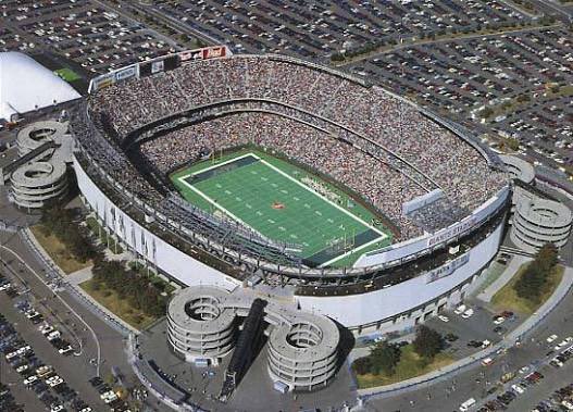 Un Mundial que no parecía un Mundial

USA 94 llegó entre dudas: Estados Unidos no tenía cultura futbolística, los estadios eran gigantes y el calor podía ser mortal.

Lo que nadie imaginaba es que acabaría siendo uno de los Mundiales más recordados de la historia.