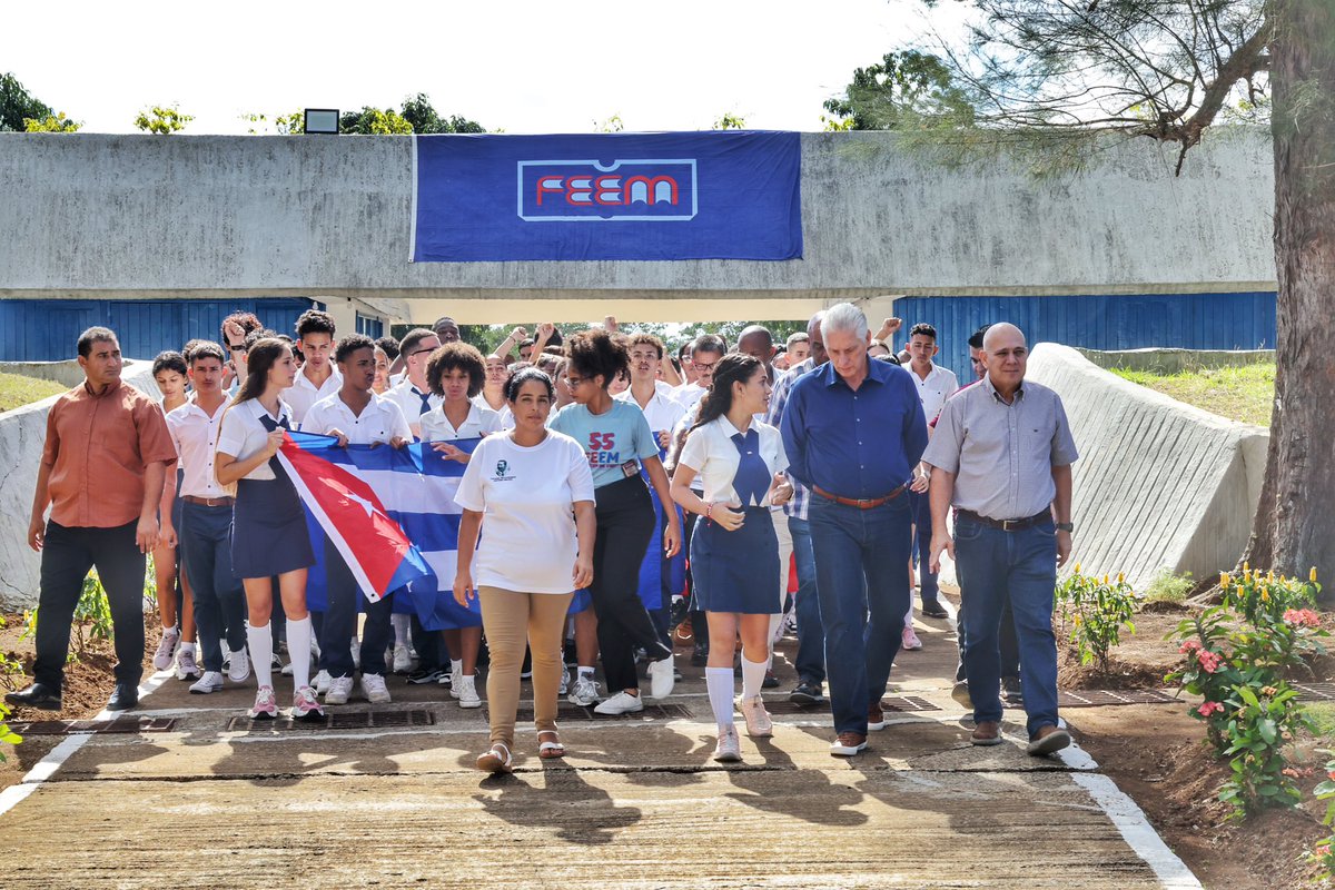 🇨🇺| En el Complejo Monumentario "Antonio Maceo", ubicado en la finca San Pedro, lugar donde cayera el Lugarteniente General y su ayudante, el capitán Panchito Gómez Toro, 55 jóvenes de la FEEM tuvieron un encuentro con el Presidente <a href="/DiazCanelB/">Miguel Díaz-Canel Bermúdez</a>.

🧵