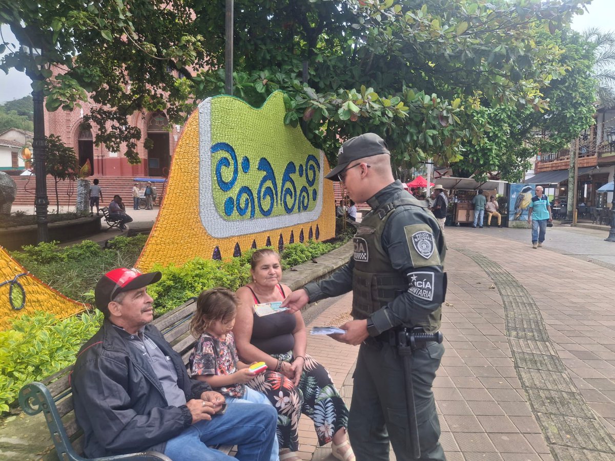 Policiantioquia's tweet image. #SanRoque | Previo a la celebración del Día de las Velitas, nuestras unidades realizaron campañas de sensibilización para prevenir el uso de pólvora, resaltando también los efectos negativos que esta causa en los animales y promoviendo celebraciones más seguras y responsables