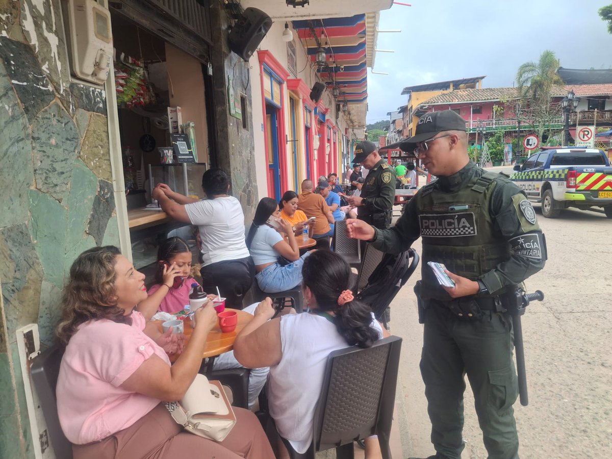 Policiantioquia's tweet image. #SanRoque | Previo a la celebración del Día de las Velitas, nuestras unidades realizaron campañas de sensibilización para prevenir el uso de pólvora, resaltando también los efectos negativos que esta causa en los animales y promoviendo celebraciones más seguras y responsables