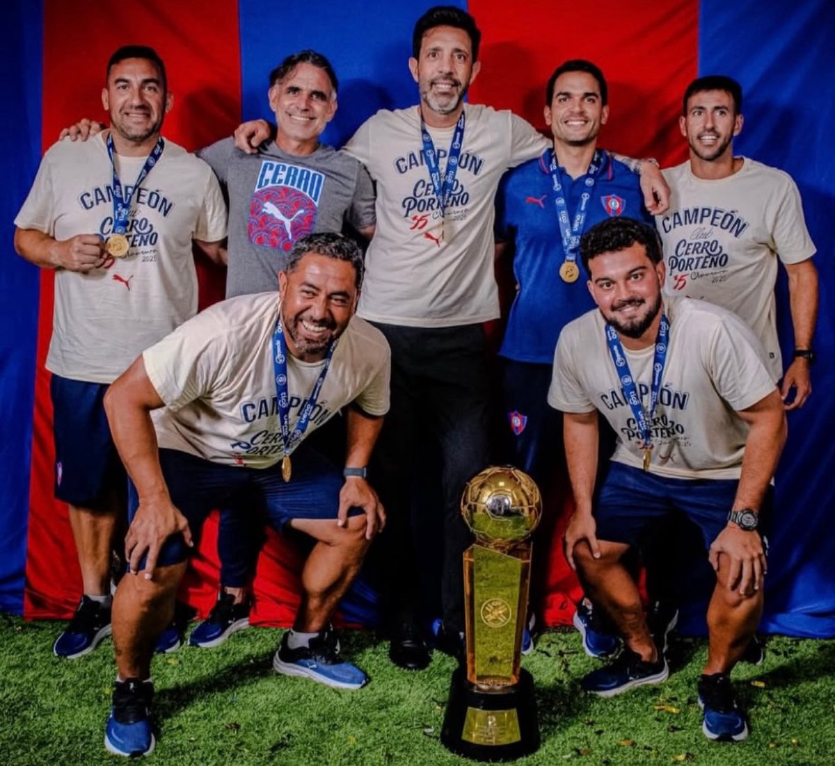 🏆Jorge Bava es, otra vez, protagonista de un título como entrenador. 

Cerro Porteño le ganó 5-2 a General Caballero y es el campeón de la Supercopa en Paraguay.

Después de 75 años, el club gana dos títulos en un año (ambos con él). 

Tercer trofeo de 2025 para el DT 🇨🇴-🇵🇾