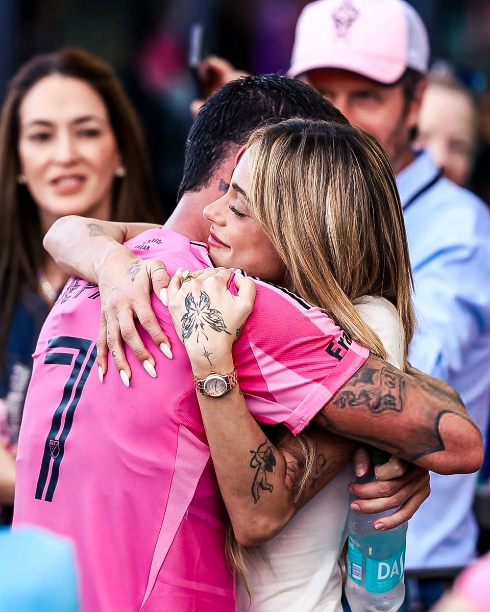 rodridpdaily's tweet image. Y ella siempre ahí. 

Tini y Rodri celebrando la MLS CUP. 💗🥹