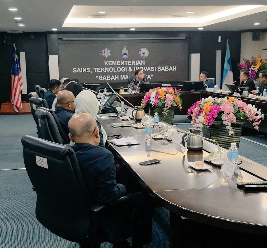 datukjamesratib's tweet photo. 5 Dec 2025 | KK

Taklimat pertama KPSTI/MESTI hari ini memperkukuh hala tuju pendidikan, transformasi digital, keselamatan siber dan pembangunan modal insan. Fokus turut diberikan kepada isu pendidikan luar bandar. Komitmen bersama untuk memajukan Sabah diteruskan.
#KPSTI https://t.co/JZdxZOa9AZ