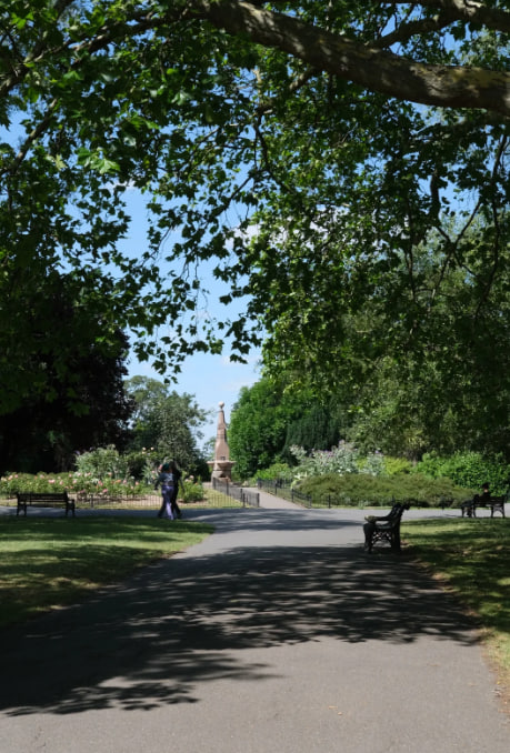 grace11440's tweet photo. Exploring Clissold Park 🌸🇬🇧, where peaceful lakes and vibrant greenery 💛 create the perfect urban escape 🌞🦋 https://t.co/v2747ZZkZy