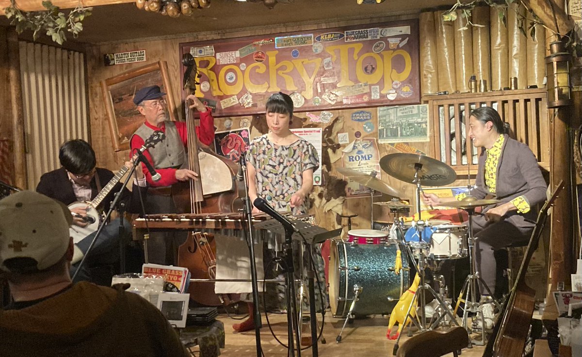 誘われて初会場。

Ryo Hamamoto &amp; The Silver Linersの弾き語り。
全力のオリジナルが深い。

キツネのトンプソンの音。
日常の何処かに相応しい場面があったら幸せ。

Thanks for the good TIME!

Thompson the Fox × Ryo Hamamoto &amp; The Silver Liners
#キツネのトンプソン #銀座ロッキートップ