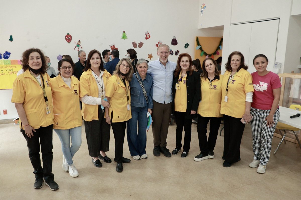 Cuando la espera es difícil, cada gesto suma. En el <a href="/HospitalTeleton/">Hospital Teletón</a> Querétaro, compartimos chamarras con familiares de pacientes, acompañándolos en un momento que no es sencillo. #DondeHayRumboHayResultados