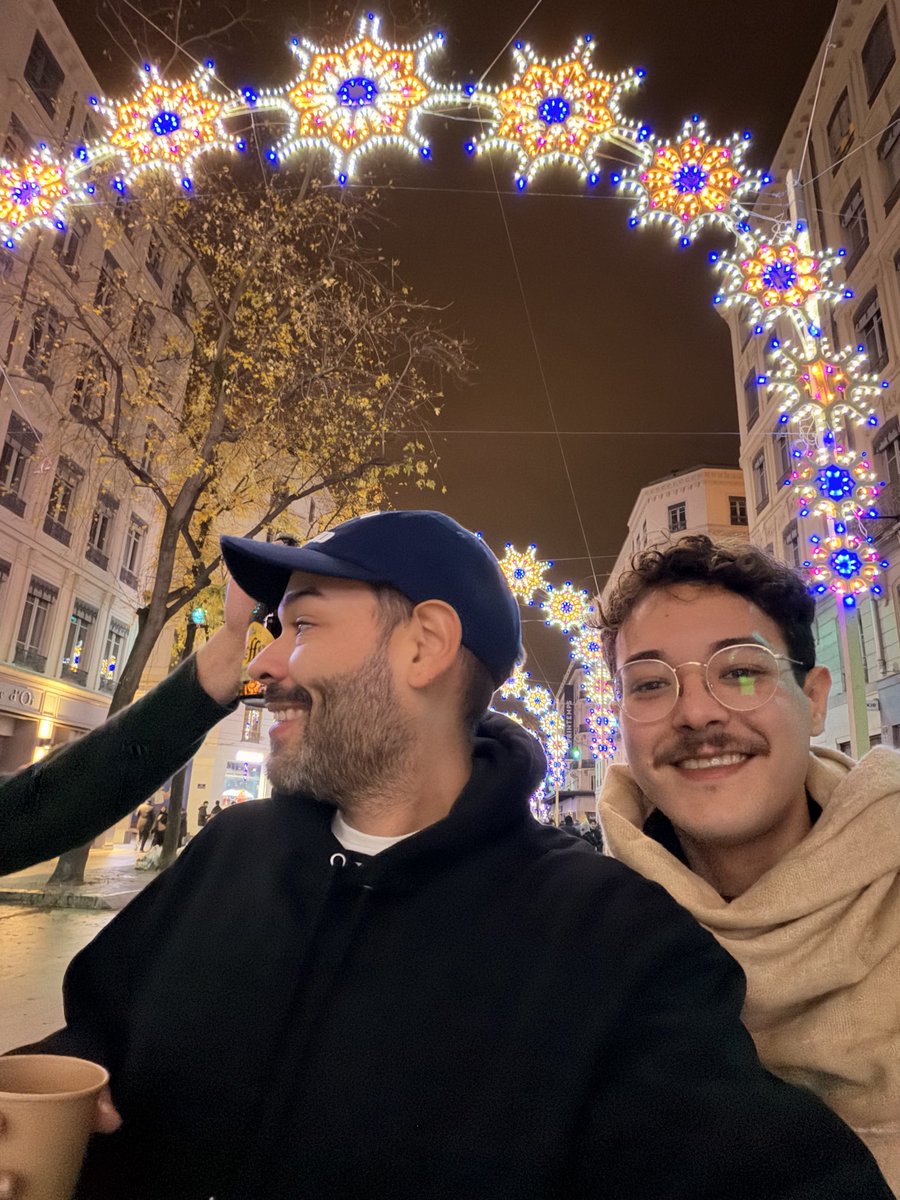 Hoy es la fiesta de luces en Lyon, y nos intentábamos tomar selfies pero la gente se metia en las fotos jajajaja estaban contentos los franchutes