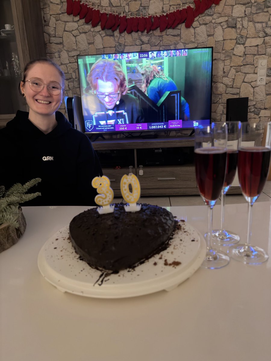 Wir haben heute mit <a href="/friendlyfireexe/">Friendly Fire</a> in meinen 30. Geburtstag reingefeiert! Einen besseren Start in ein neues Lebensjahr kann man sich kaum vorstellen 🫶🏻❤️🥰 #friendlyfire #friendlyfire11 <a href="/Gronkh/">𝑮𝑹𝑶𝑵𝑲𝑯</a> <a href="/xPandorya/">Pandorya</a> <a href="/Br4mm3n/">Brammbo No. 5 🌈</a> <a href="/PietSmiet/">Peter Smits Jr.</a> <a href="/MrMoregame/">MrMoregame</a>