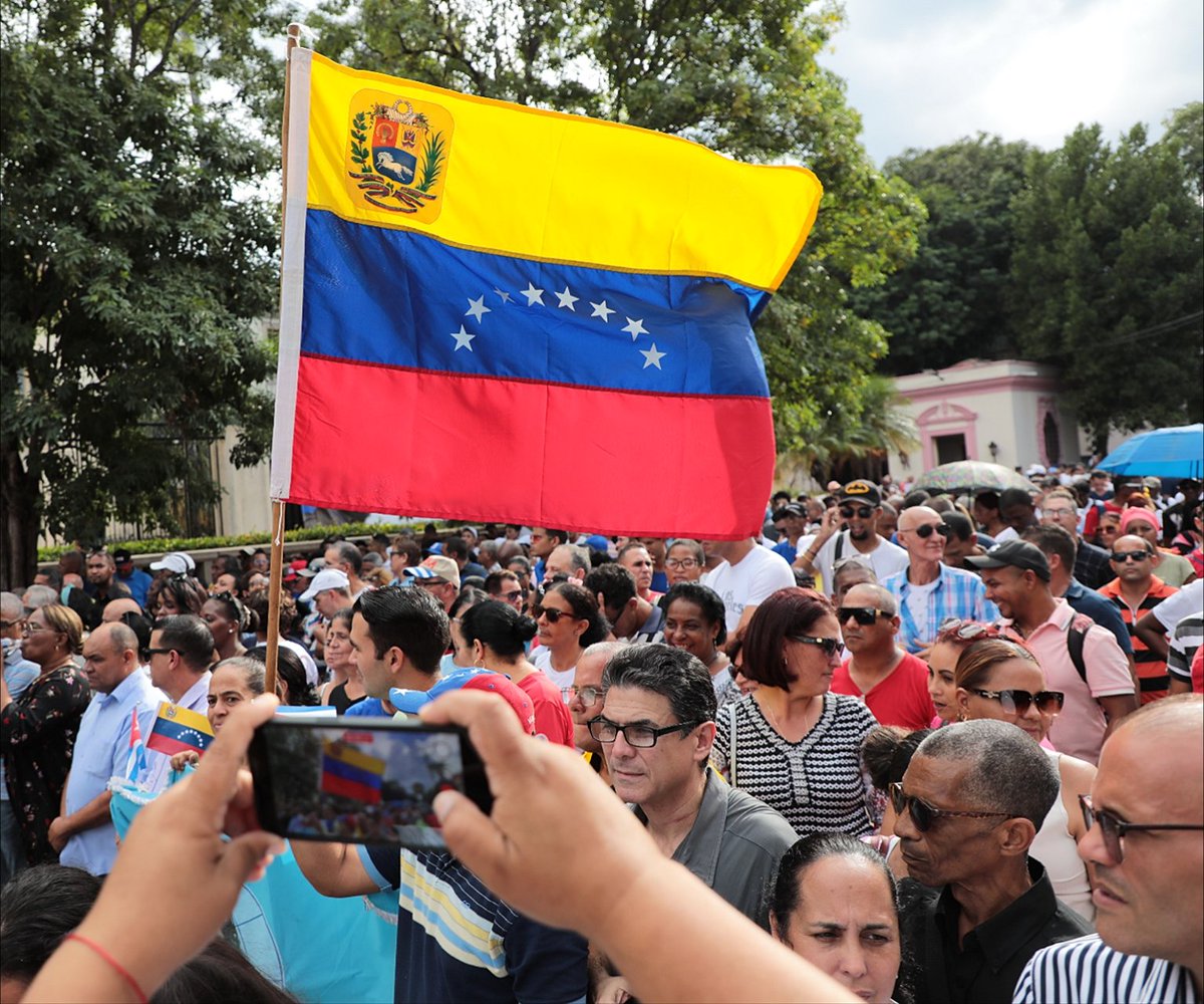 Seguiremos dando todo nuestro apoyo al hermano pueblo y gobierno de #Venezuela. Repudiamos las agresiones y los intentos de doblegarse del.gobierni de #EEUU.
#Unidos continuaremos las ideas de #Fidel y #Chavez.
#IndustriasCuba