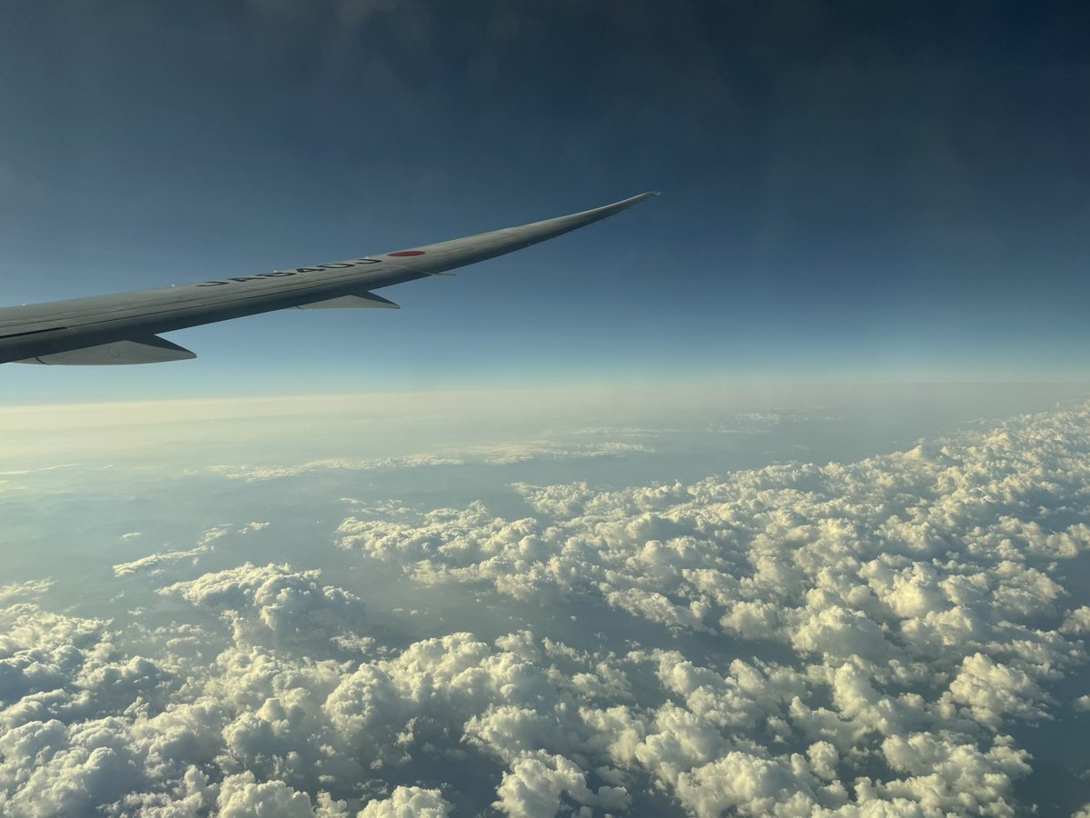 【雲の上はいつも晴れ】 雲の上はいつも晴れ☀️