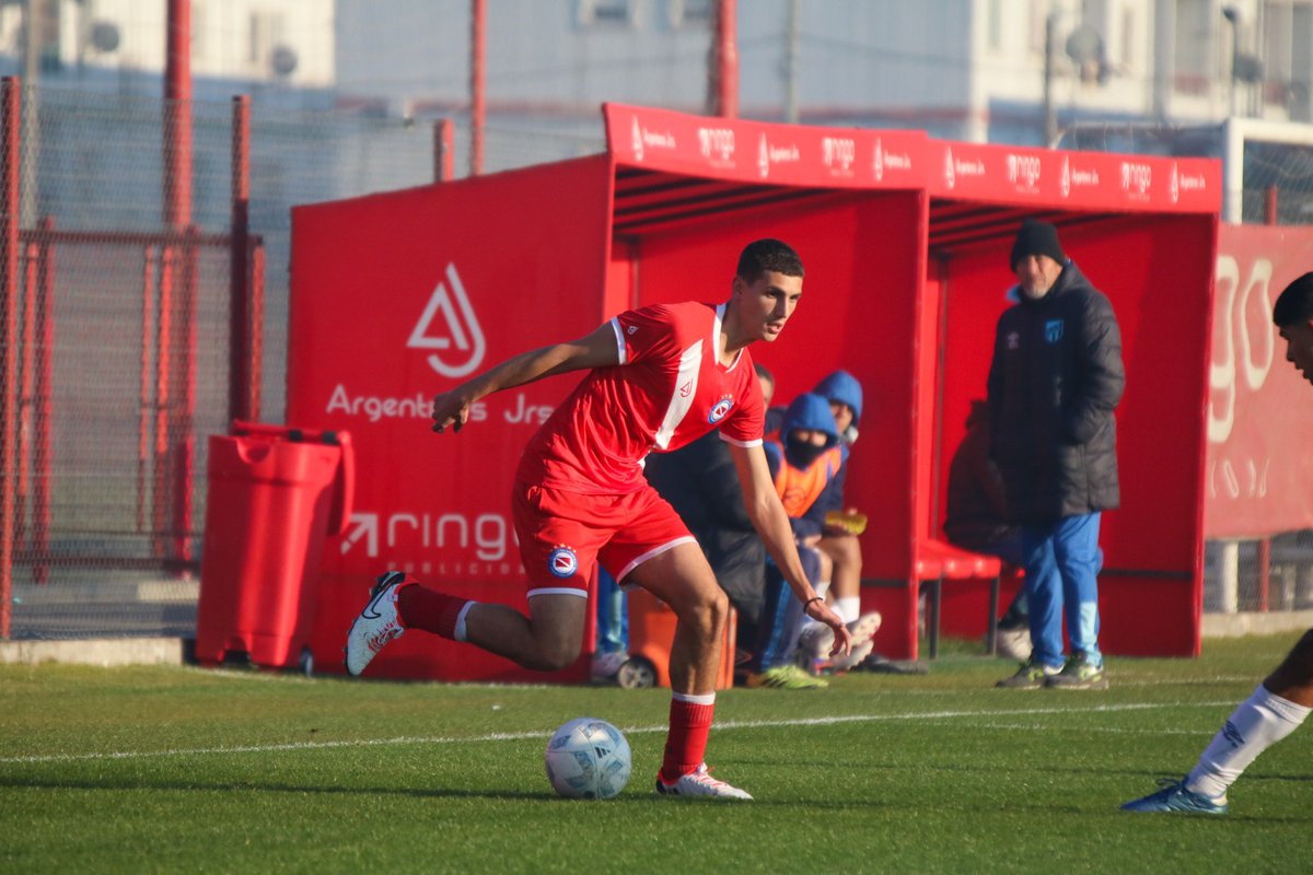 #AAAJ ✍️ Máximo Seggio (delantero, 05), surgido en #ElSemilleroDelMundo 🌎, firmó contrato hasta diciembre de 2028, bajo el esquema de productividad. Para nosotros fue un placer haberte acompañado desde tu llegada en 2013 hasta este día ¡Felicitaciones, Maxi!