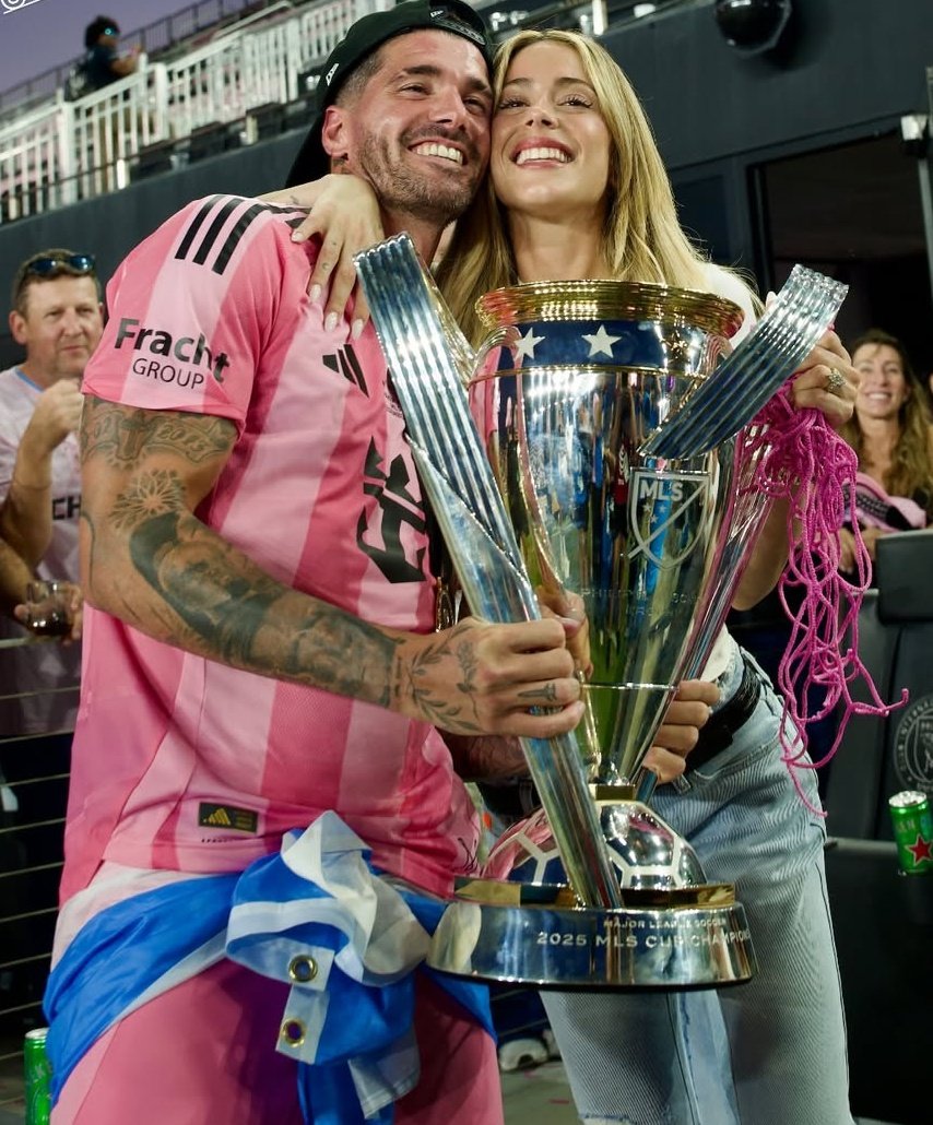 Qué viva!!! el amor carajo, Rodrigo De Paul y Tini juntos con la copa 😍😍🫶❤️