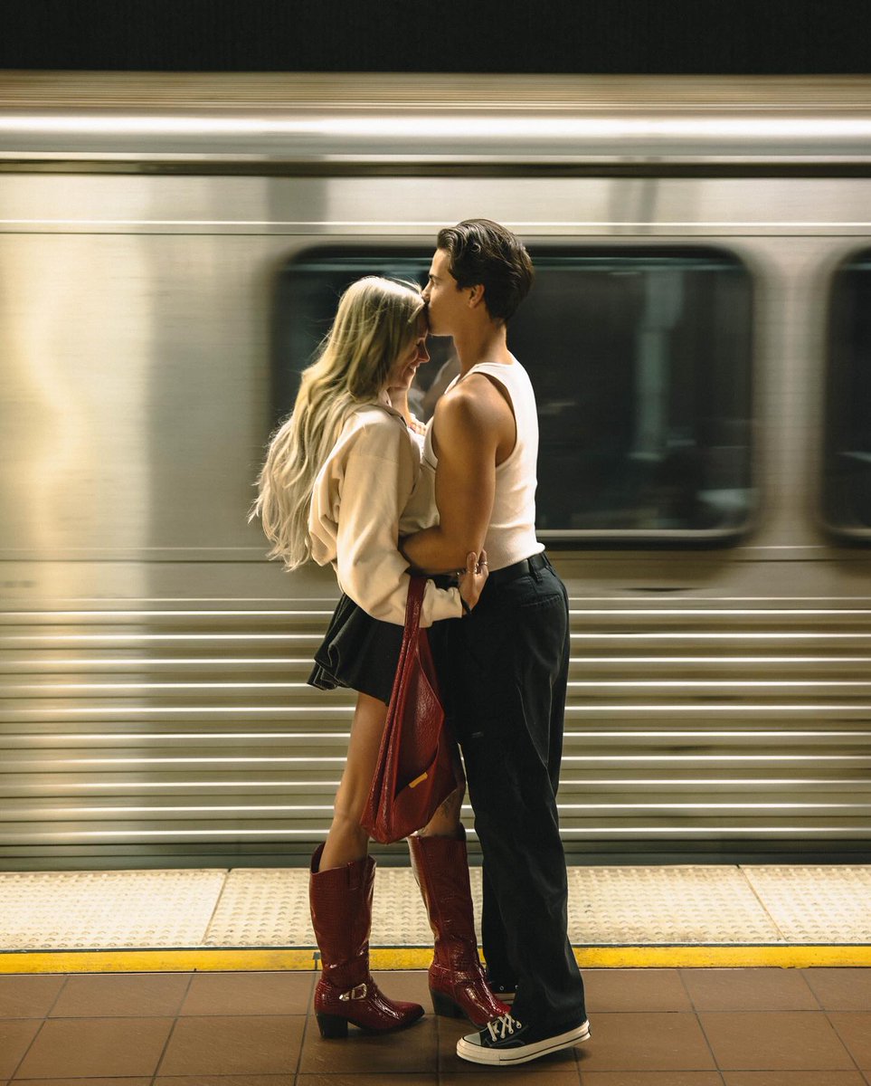 dayna51's tweet photo. 24 hours in New York, with the one I love.
•
•
Fit: Cereza Bebesita Tote Bag - Red

Dottie Buckle Cowboy Boots - Red

Told You So Pinstripe Micro Mini Skort - Charcoal https://t.co/NgerP7tx7u