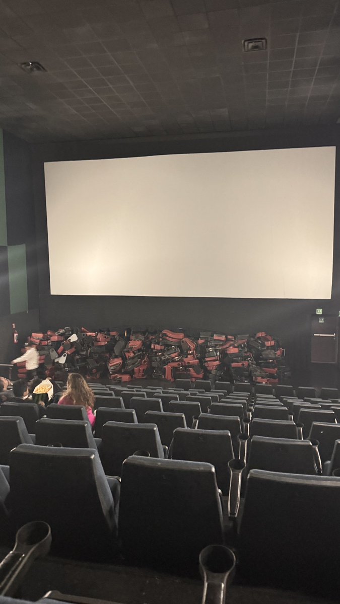 marioiritez's tweet photo. @Cinemex se ve bien padre tu sala así todo desordenada en San Miguel de Allende. Por cierto, los boletos cuestan igual que si sí hubiera espacio en caso de una emergencia. https://t.co/wiHCZttdmp