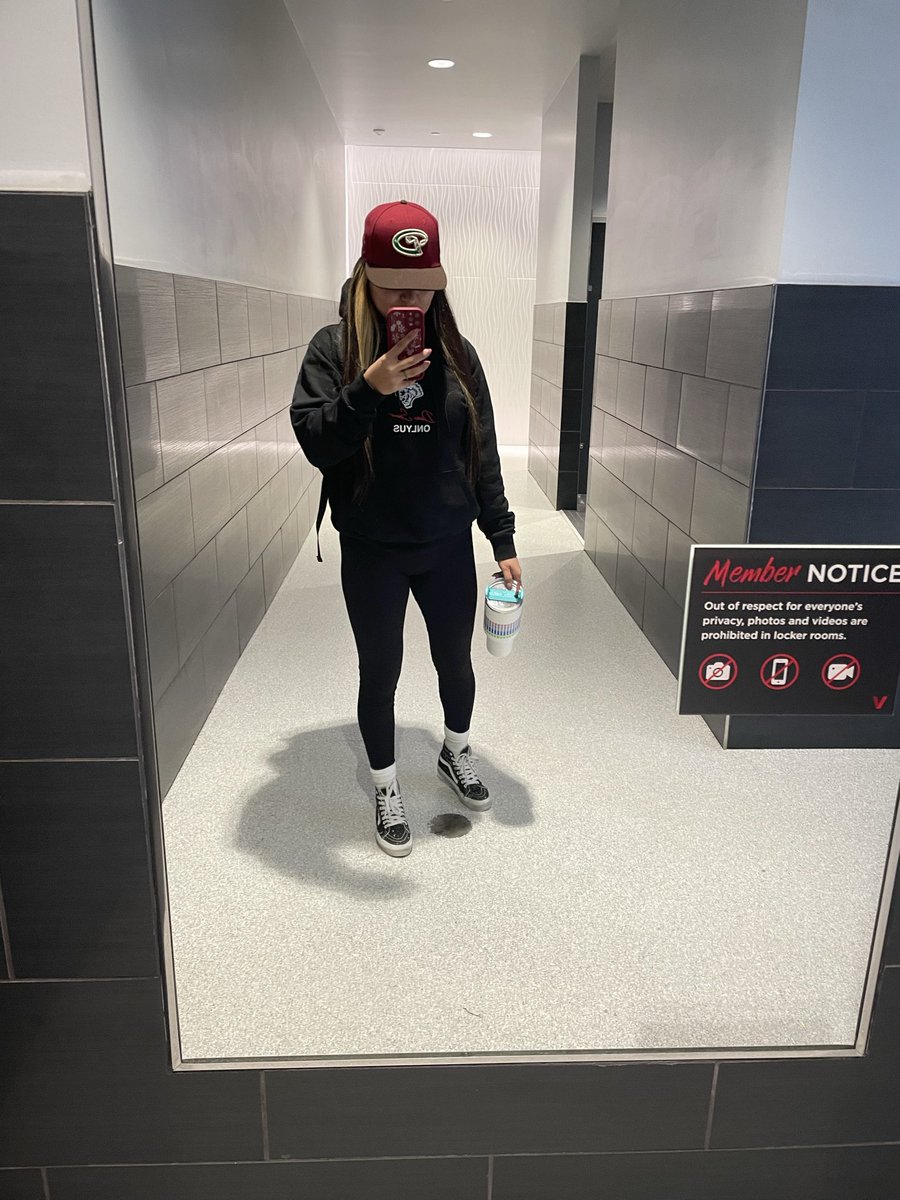 Iris49x's tweet image. I am sweating profusely under all this 
#legday #cardio