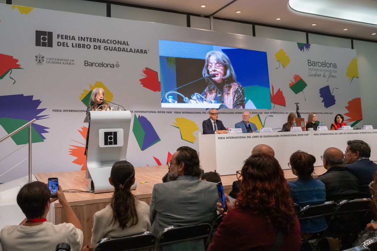 El trabajo de <a href="/elenaOspina/">elena Ospina</a> nos ha demostrado que la imaginación es una posibilidad de paz. En su obra hay metáforas y crítica; pero también conciencia y valentía. Felicitaciones por recibir nuestro Homenaje “La Catrina” 🥇 💀 del <a href="/EncCaricatura/">Enc.de Caricatura</a> en la <a href="/FILGuadalajara/">FIL Guadalajara</a>. 👏🏼