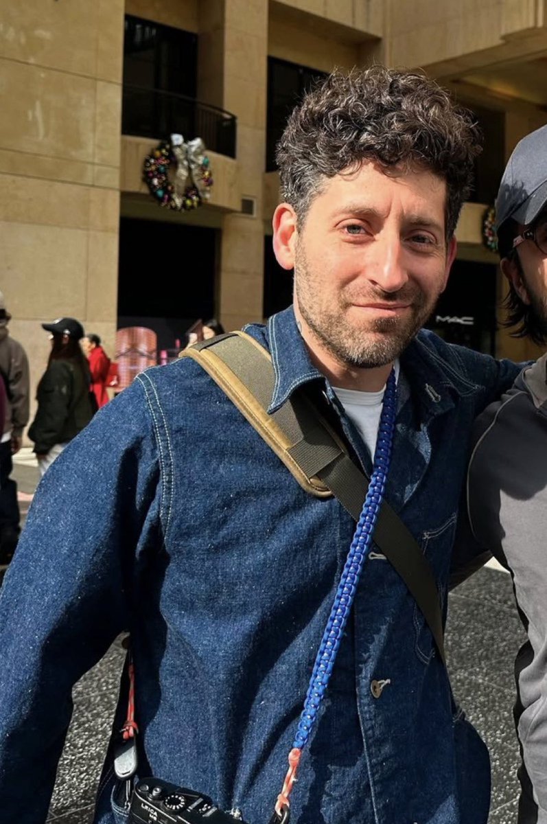 WHATTTT!!!! THEEEEE !!!! Zfuckkk!!!!!! HES SO FUXKING BEAUTIFUL I FICKON LOCE HOM HIS SMUG LOOOK HIS SMIRK I GUXKING LOCE YOU JOEEEEEEEEE I LOVE U JOEEEEEEEE