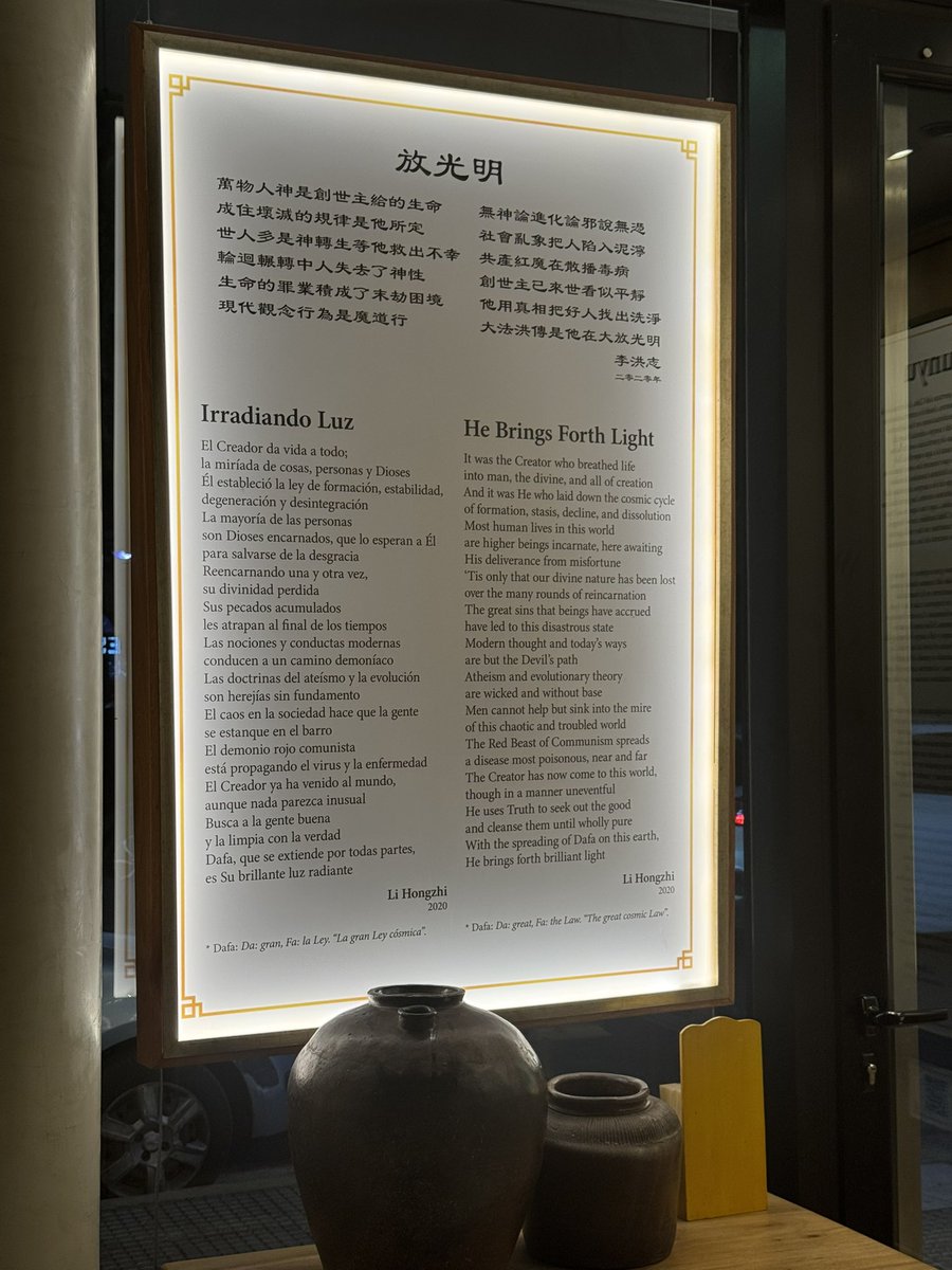 Entrei em outro restaurante por acaso.
@
É um ponto de recrutamento do Falun Gong.
@
Eles têm até folhetos em russo.