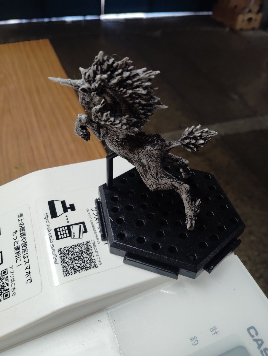 モンハンフィギュアを300円で売ってるとこがあって、リペイントの練習