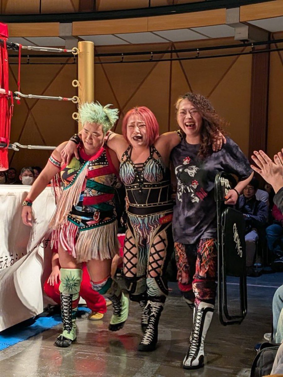 大阪アゼリア年内最終戦ありがとうございました🔥
チケット完売!!
ありがとうございます。
今でも仙女のリングで水波と闘えてること嬉しいよ。
ありがとう！
2人に最後担がれて帰ったけど2人とも身長あって宇宙人👽捕獲写真になるところだった💦
 #SENJO