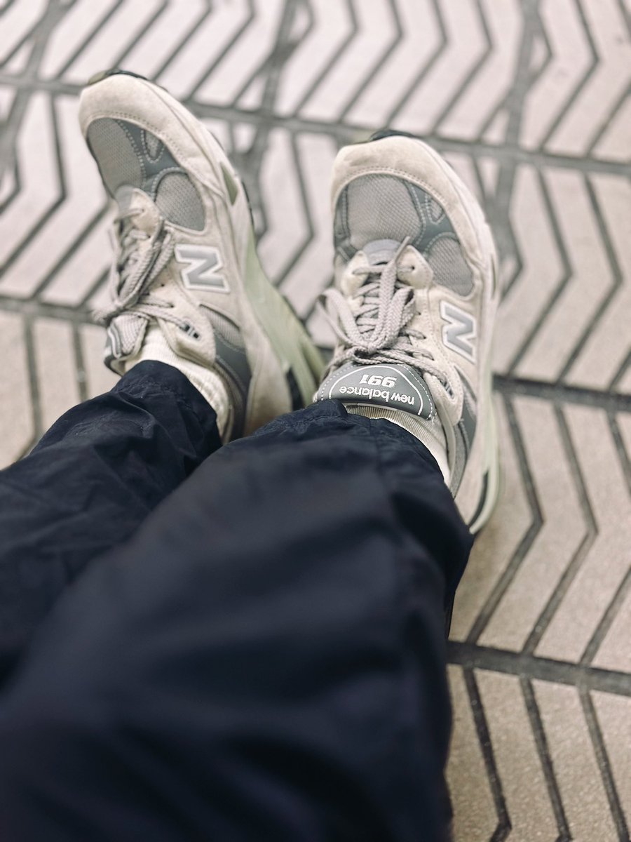 まわりも世間もサロモンで溢れかえってきたので、その一つ前に溢れかえってた（笑）ニューバランスを。991は正直自分の足に合わないけど。

今月は今日含めてあと3回結婚式の撮影。