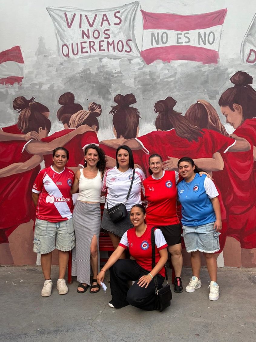 FutsalFemAAAJ's tweet image. #AAAJ ✊️ Inauguración del mural "Refugio" en el Polideportivo Las Malvinas.

Una obra que simboliza el compromiso de @AAAJoficial y @GeneroAAAJ de generar y garantizar espacios libres de violencia de género.

¡Orgullosas de pertenecer! ❤️