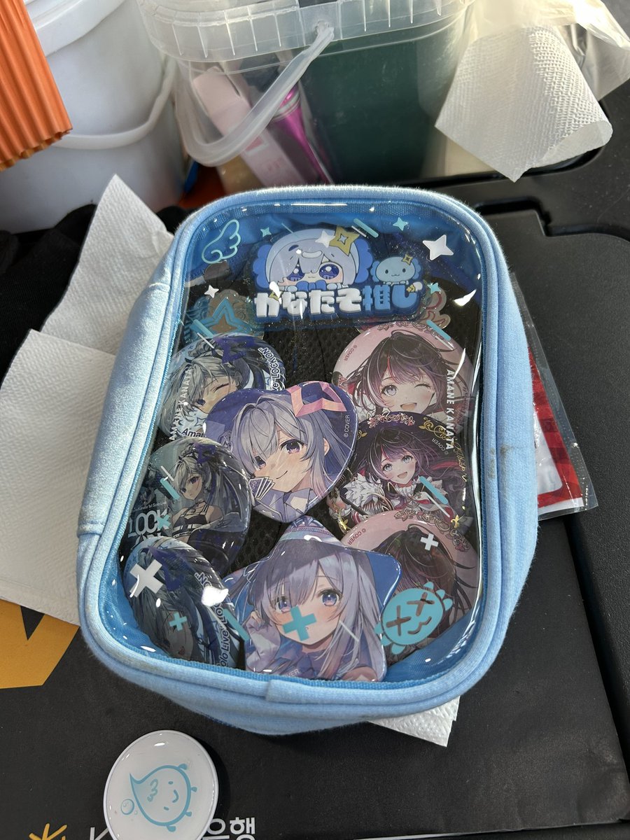 #AGF #분실물
 청소아주머니 카트에 올려져있길래 여쭈어봤더니 떨어져있던걸 주워서 가지고계신다고 하십니다
어느 헤이민분인진 몰라도 내가 이시기에 이거 잃어버렸다고 생각하면 진짜 죽을지도 몰라서 트윗합니다 디엠주시면 제가 보관하고있겠습니다