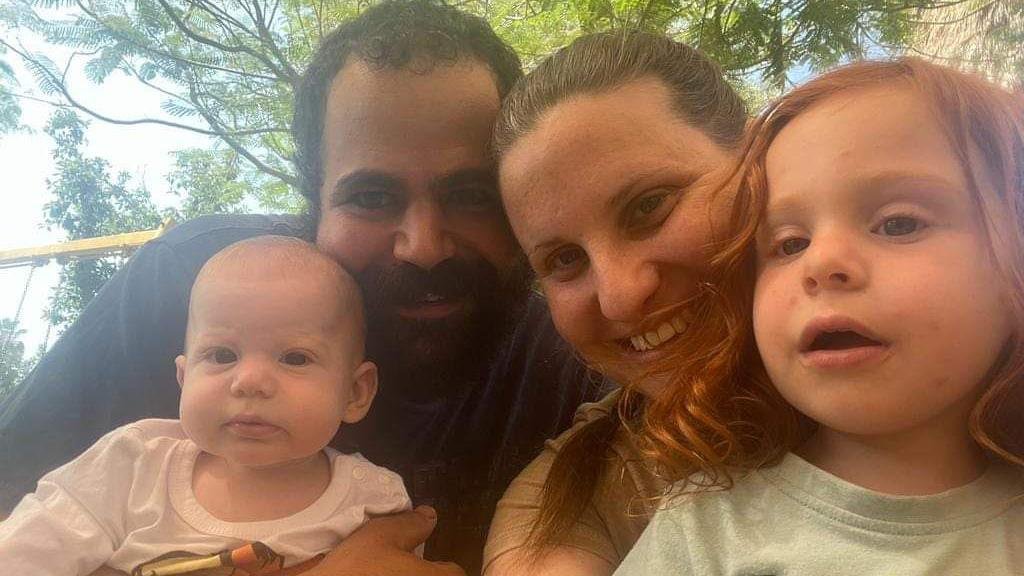 🔴Israel sabía desde nov-23 que los niños Bibas estaban muertos por un bombardeo propio y que Hamás nunca los capturó. Aun así, los usó meses como símbolo de “bebés secuestrados por monstruos” para justificar el genocidio.

Lo admite Nitzan Alon, exjefe de rehenes de las FOI.