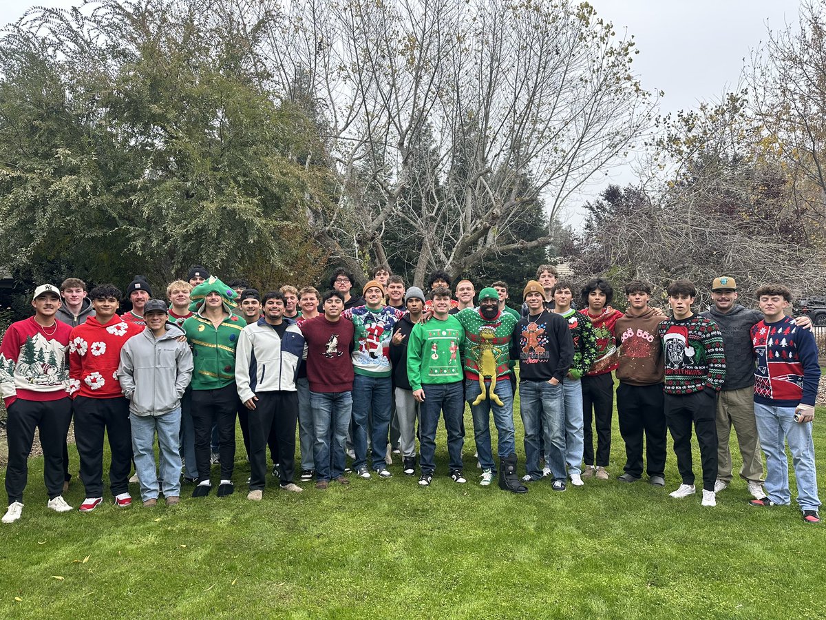 FCCRAMSBASEBALL's tweet image. Had a great time celebrating the holiday season with our 2026 Rams!! #GoRams 🐏⚾️🎄🎅