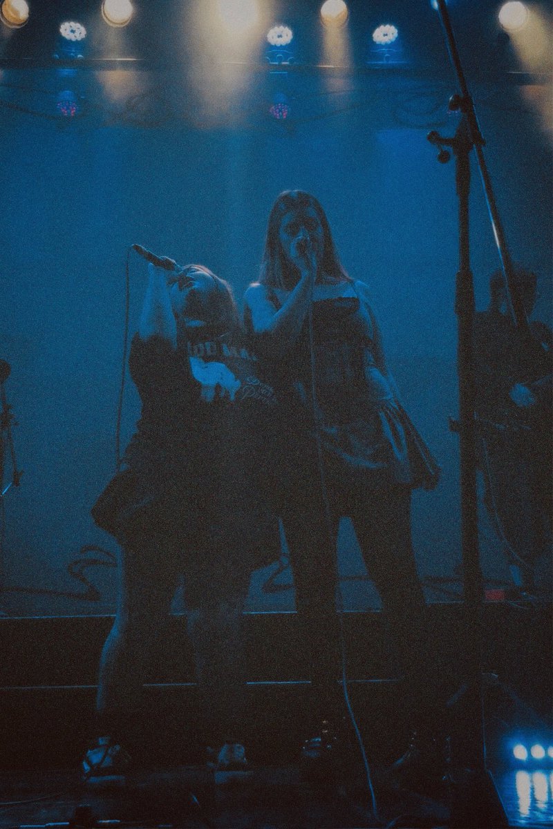 las fotos que les saqué a bb asul y a odd mami cantando juntas <3