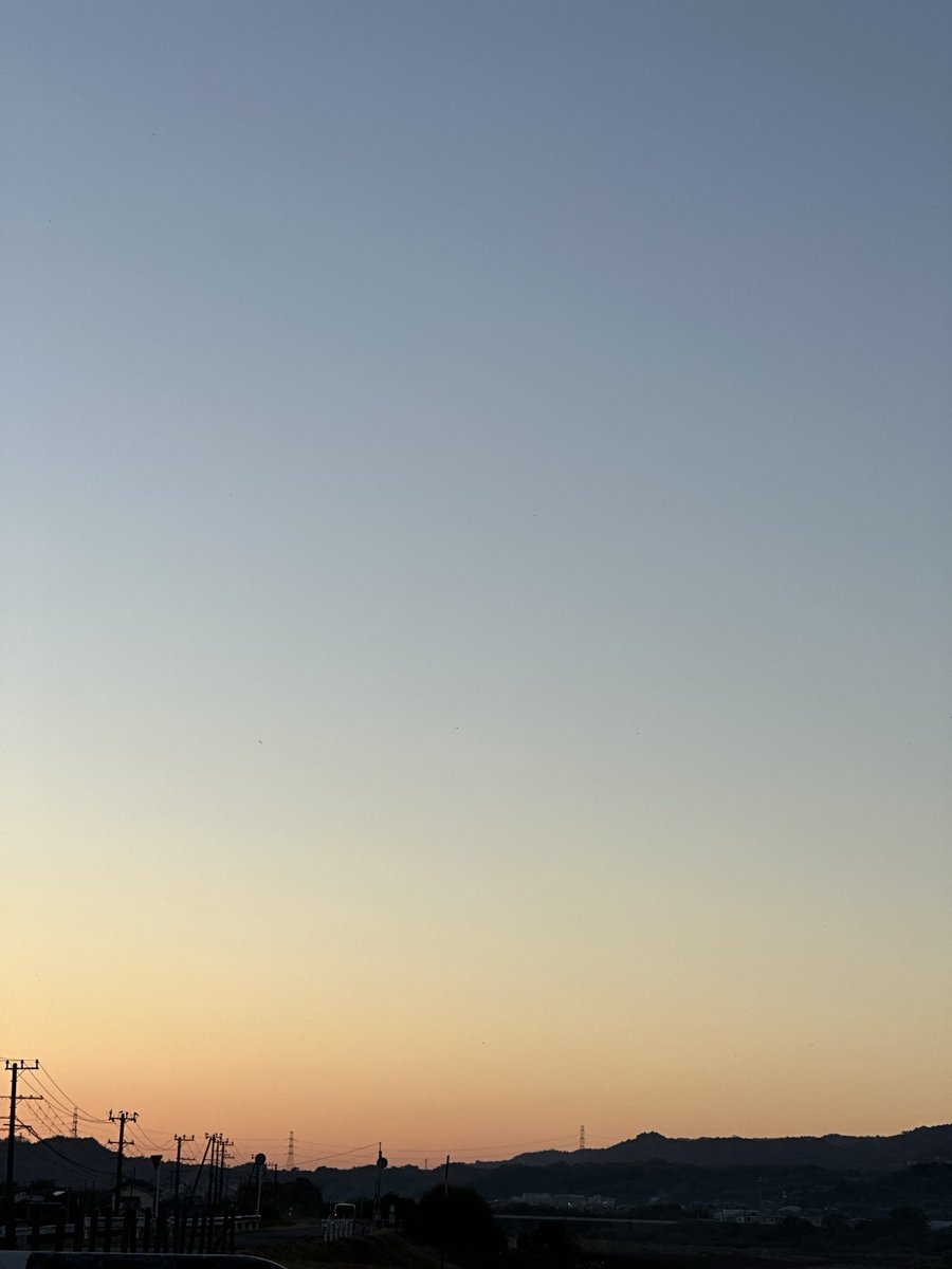 khken1177's tweet photo. 朝のお月様、
朝の空と夕方の1枚です
おはようございます☀ https://t.co/o337A7bVND