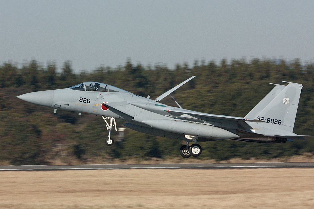 Hiro97photo's tweet photo. F-15機動飛行*⋆✈
逆光だけど背中撮れて満足！
 #百里基地航空祭2025 https://t.co/kisyi5Urcx