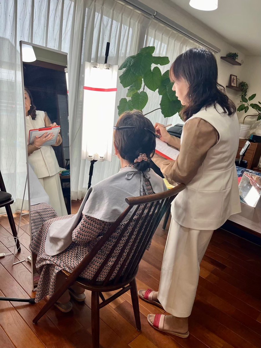 color0418's tweet photo. 以前,#パーソナルカラー診断 にご来店のお客様が今回,#パーソナルメイク に。またお友達のカラー診断も！とご来店
,#年末年始 はイベントが多く何を着よう？と迷われている方も多いかと思います。今年は自分らしさを活かす色で楽しみませんか？服を購入する前に是非カラー診断ご検討下さい,#鹿児島 https://t.co/FZcqEEMf4o