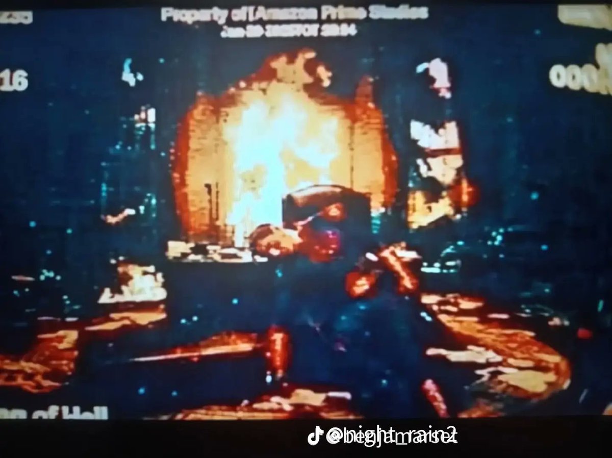 marcelusemh's tweet photo. @InvencivellBR Mano vi muita gente divulgando no Tik Tok e nem acreditei quando vi, mas o furo no peito tá parecido com a parte q ele tá socando alguém no trailer https://t.co/7Llzrejnan