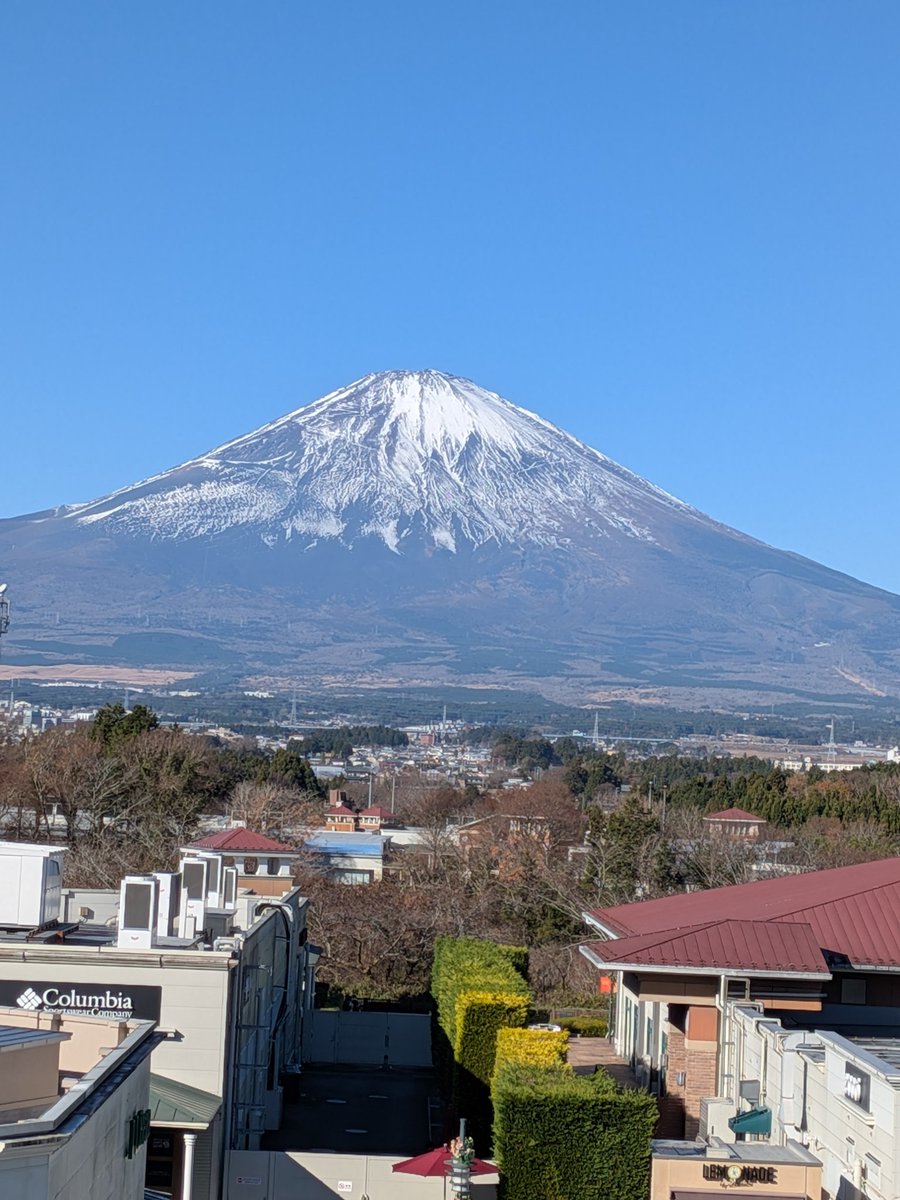sieont's tweet photo. アウトレットから富士山 https://t.co/ChIQlMeRnX