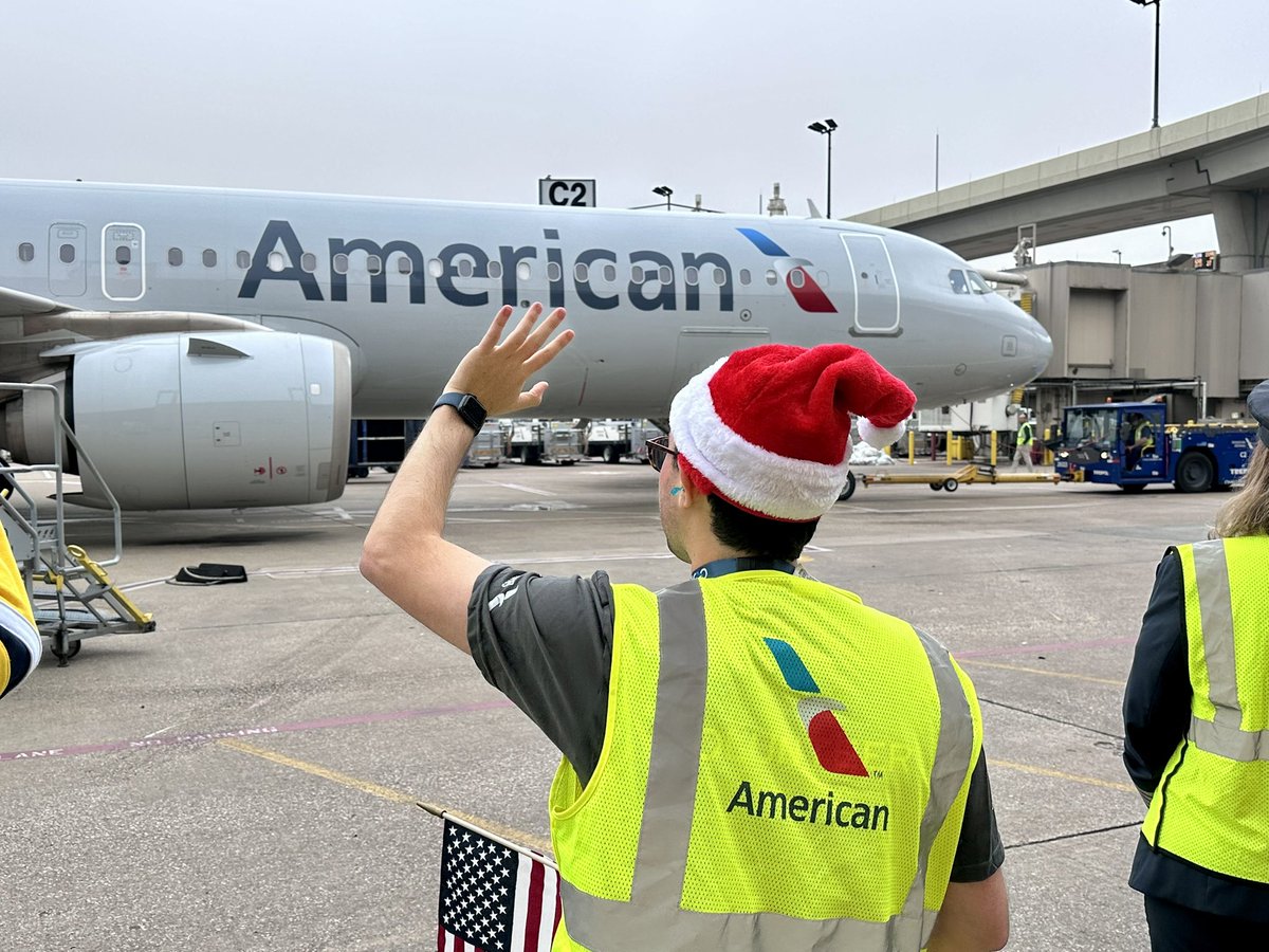 FlyingHighRyan's tweet photo. For around two decades, @AmericanAir and the @GarySiniseFound have operated the #SnowballExpress airlift, which brings Gold Star families to Disney World around the holidays.
Today, the airline is transporting 1,600 family members on 10 donated charter flights. Pilots and flight attendants also volunteer their time to support the mission.