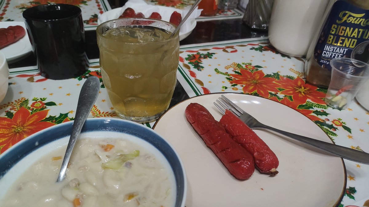 chili cheese hotdog, creamy sopas and cocumber-lemon-honey juice..

breakfast time kaai tapos na maka coffee and bread.. ahhahaha