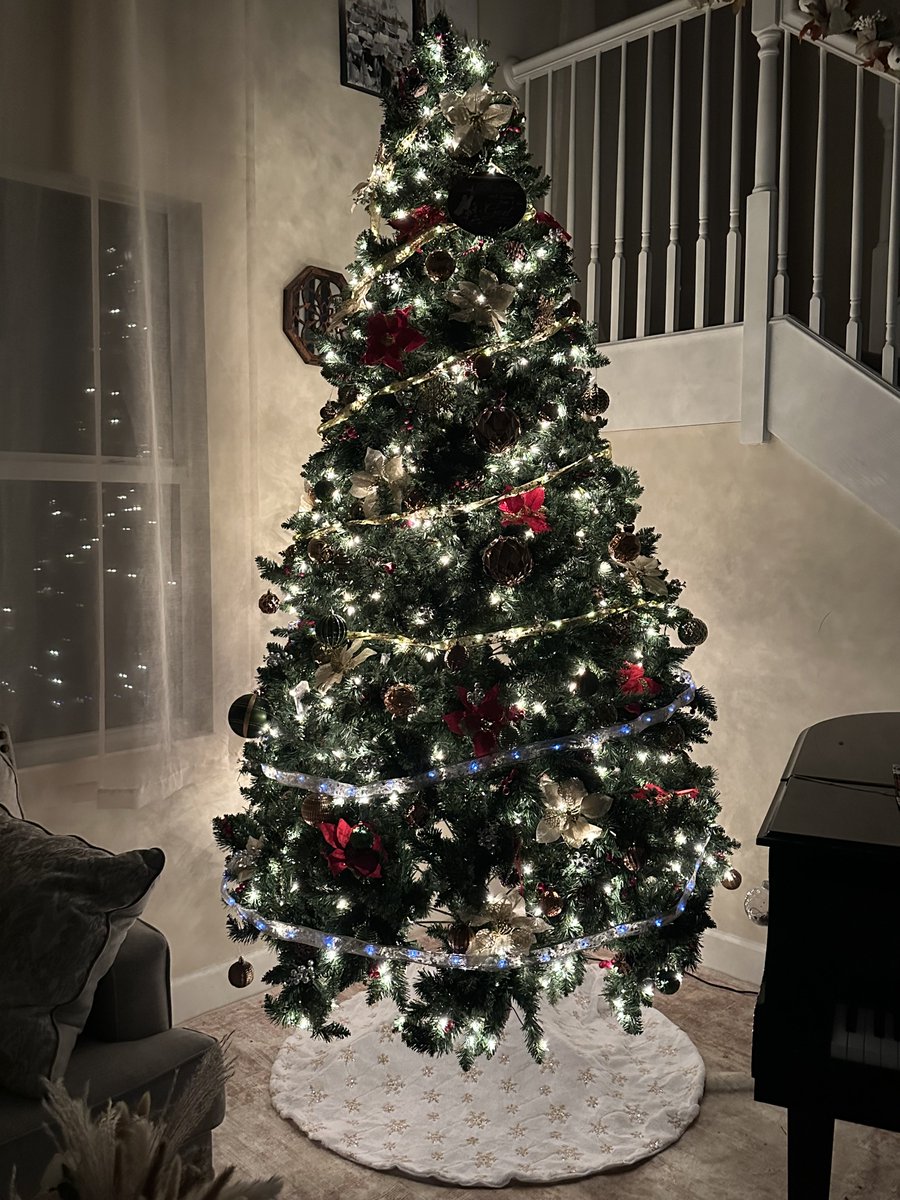 lucy_aidee's tweet image. The Christmas tree 🎄 is almost done. Tis the season ✨🌟❤️