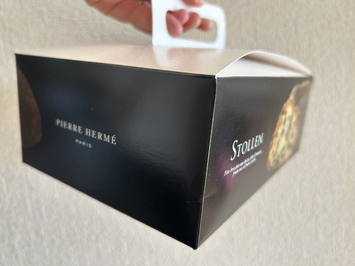 shiro3_bubu's tweet image. 夫、お手伝い頑張ってるご褒美にティータイムはこれ開けるか✨
#pierreherme #stollen #ピエールエルメ　#シュトーレン #ご褒美　#クリスマス