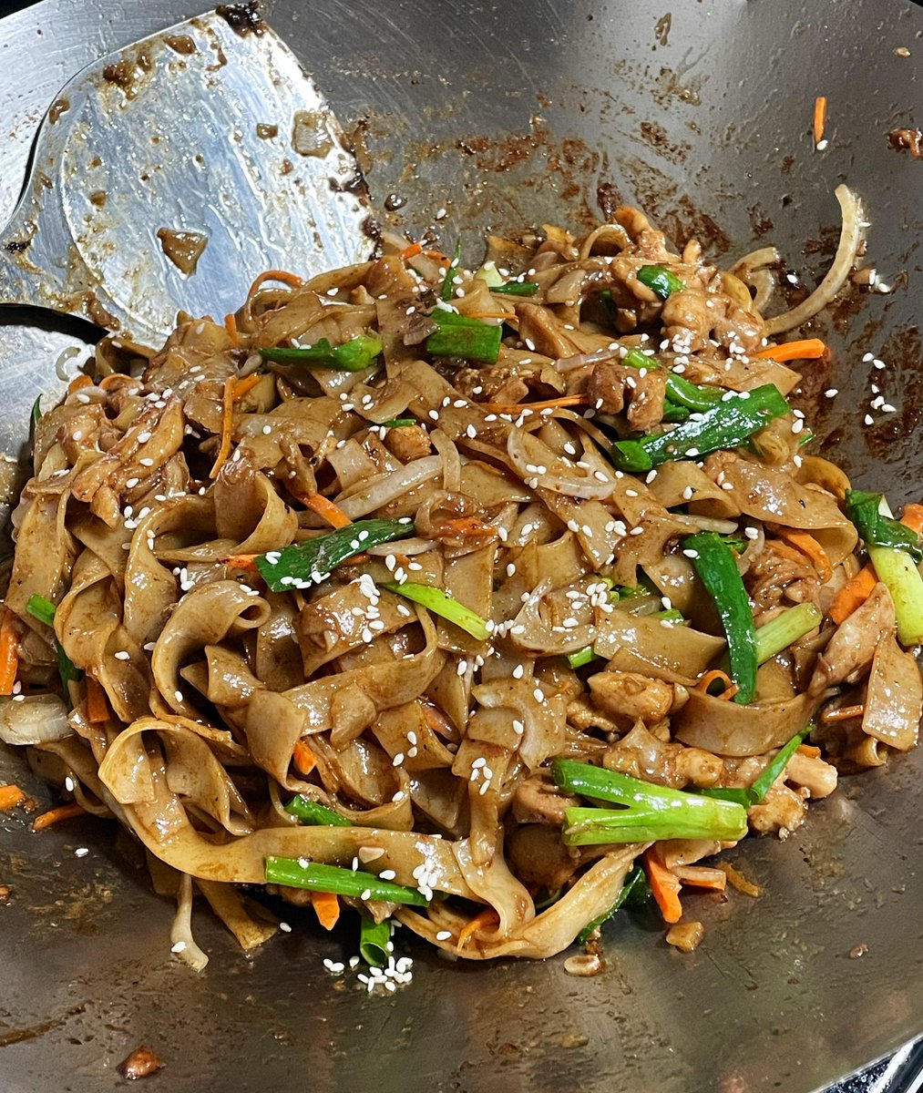 Un chow fun salsoso para el alma. 🌙