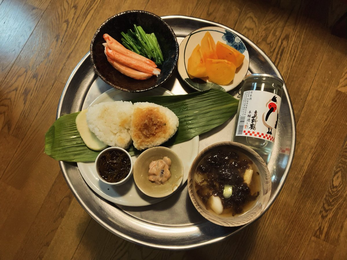 西荻のことカフェでのいとしげな佐渡物産展へ。持ち帰った新米おにぎりに合わせて、真野鶴ワンカップとおけさ柿など。
会場ではにごり発泡の風和、干し柿佐渡バターサンド、へんじんもっこソーセージと平茸ソテー。新米も少し買いました。
来春もNanaさんと佐渡ライブ計画を立てています。