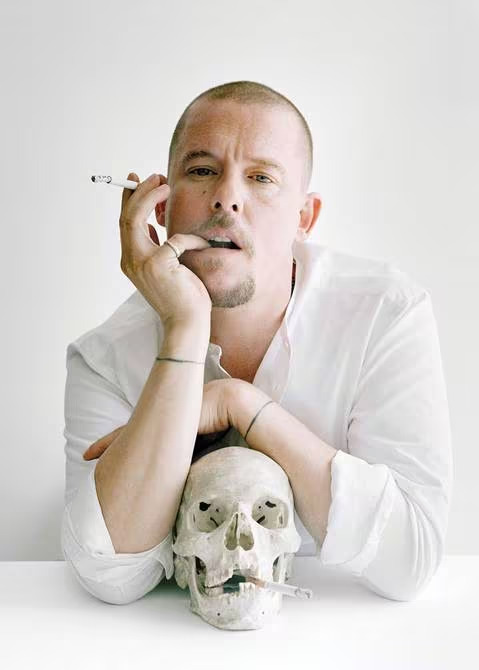 アレキサンダー・マックイーンという人 痛々しいまでに鮮烈で、強烈な