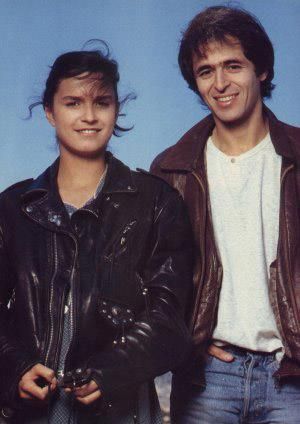 7 décembre 1989, assassinat de Sirima Nicole Wiratunga, chanteuse franco-sri-lankaise de 25 ans, qui chantait en duo avec Jean-Jacques Goldman le tube de l'été de l'année 1987 “Là-bas”.

Alors que tout semblait sourire à cette jeune femme à la voix d'or, elle est tuée le 7